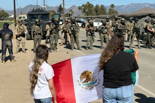 Esta semana, agentes de Inmigración llevaron a cabo redadas en dos granjas de marihuana al sur de California, donde fueron rechazados por manifestantes a lo que respondieron con municiones químicas y no letales para contener las protestas. 

Los agentes del Servicio de Control de Inmigración y Aduanas (ICE, por sus siglas en inglés) eran acompañados por tropas de la Guardia Nacional en vehículos militares. Ambas granjas que cultivan otras hortalizas y operan legalmente se ubican a menos de dos horas de Los Ángeles.