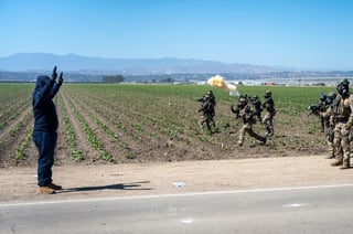 Esta semana, agentes de Inmigración llevaron a cabo redadas en dos granjas de marihuana al sur de California, donde fueron rechazados por manifestantes a lo que respondieron con municiones químicas y no letales para contener las protestas. 

Los agentes del Servicio de Control de Inmigración y Aduanas (ICE, por sus siglas en inglés) eran acompañados por tropas de la Guardia Nacional en vehículos militares. Ambas granjas que cultivan otras hortalizas y operan legalmente se ubican a menos de dos horas de Los Ángeles.
