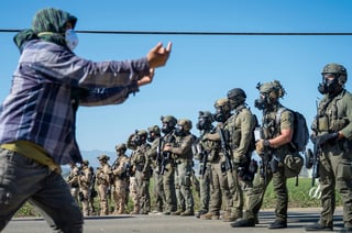 Esta semana, agentes de Inmigración llevaron a cabo redadas en dos granjas de marihuana al sur de California, donde fueron rechazados por manifestantes a lo que respondieron con municiones químicas y no letales para contener las protestas. 

Los agentes del Servicio de Control de Inmigración y Aduanas (ICE, por sus siglas en inglés) eran acompañados por tropas de la Guardia Nacional en vehículos militares. Ambas granjas que cultivan otras hortalizas y operan legalmente se ubican a menos de dos horas de Los Ángeles.