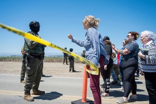 Esta semana, agentes de Inmigración llevaron a cabo redadas en dos granjas de marihuana al sur de California, donde fueron rechazados por manifestantes a lo que respondieron con municiones químicas y no letales para contener las protestas. 

Los agentes del Servicio de Control de Inmigración y Aduanas (ICE, por sus siglas en inglés) eran acompañados por tropas de la Guardia Nacional en vehículos militares. Ambas granjas que cultivan otras hortalizas y operan legalmente se ubican a menos de dos horas de Los Ángeles.