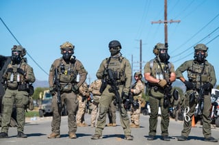 Esta semana, agentes de Inmigración llevaron a cabo redadas en dos granjas de marihuana al sur de California, donde fueron rechazados por manifestantes a lo que respondieron con municiones químicas y no letales para contener las protestas. 

Los agentes del Servicio de Control de Inmigración y Aduanas (ICE, por sus siglas en inglés) eran acompañados por tropas de la Guardia Nacional en vehículos militares. Ambas granjas que cultivan otras hortalizas y operan legalmente se ubican a menos de dos horas de Los Ángeles.