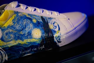 Tal vez Vincent van Gogh (1853-1890) sufrió demasiado en la vida. Tal vez nunca dimensionó el valor que alcanzaría su legado, ni que producciones enteras diseñarían exposiciones a través de nuevas tecnologías y modelos novedosos. Tal vez era imposible que, en ese dormitorio en Arlés (Francia), inmerso en su soledad, se imaginara los precios exorbitantes que alcanzarían sus obras en las galerías y museos más exclusivos del orbe, o que sus trazos harían soñar a más de uno.

Por tal razón, Van Gogh Dreams, que abre sus puertas este 11 de julio en el estacionamiento E2 de Plaza Cuatro Caminos, no sólo es una simple exposición, sino el viaje por el genio de este gran pintor neerlandés, y la oportunidad de apreciar su mirada gracias a herramientas digitales. Cuadros como La noche estrellada (1889) o la serie de Los girasoles (1888-1889), cobran vida propia en su colorido.