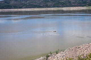 A pesar de recientes lluvias, el bajo nivel de agua en la presa Lázaro Cárdenas preocupa a los pescadores que aún resisten; la historia cíclica de escasez se repite en medio de paisajes áridos y memorias sumergidas