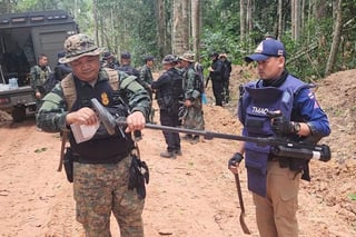 En esta fotografía publicada por las Reales Fuerzas Armadas de Tailandia, soldados revisan una zona fronteriza el domingo 20 de julio de 2025, en la provincia de Ubon Ratchathani, donde el ejército informó que se encontraron minas terrestres. (Reales Fuerzas Armadas de Tailandia vía AP)