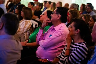 La noche dio paso al pensamiento. El doctor Mauricio Beuchot Puente (Torreón, 1950), reconocido filósofo lagunero, visitó su tierra natal para impartir la conferencia “La filosofía y los derechos humanos”. El evento tuvo lugar en punto de las 20:00 horas de ayer jueves 24 de julio, en el Salón Luxemburgo del Hotel Marriott, en el centro de Torreón.