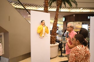 La exposición, que se ha instalado en Plaza Cuatro Caminos desde el pasado lunes 28 de julio, lleva por título ‘El poliverso de Alex Daniel’, organizada por la Dirección de Arte y Cultura de Lerdo y el citado centro comercial, se encuentra abierta al público de manera gratuita. Su autor, el artista Alex Daniel Esquivel, propone mostrar aspectos de todos sus gustos e intereses, desde el arte mismo, pasando por el futbol, los cómics y elementos identitarios de ciudad Lerdo, donde nació.
