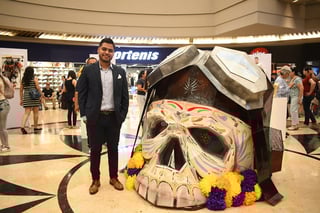 La exposición, que se ha instalado en Plaza Cuatro Caminos desde el pasado lunes 28 de julio, lleva por título ‘El poliverso de Alex Daniel’, organizada por la Dirección de Arte y Cultura de Lerdo y el citado centro comercial, se encuentra abierta al público de manera gratuita. Su autor, el artista Alex Daniel Esquivel, propone mostrar aspectos de todos sus gustos e intereses, desde el arte mismo, pasando por el futbol, los cómics y elementos identitarios de ciudad Lerdo, donde nació.