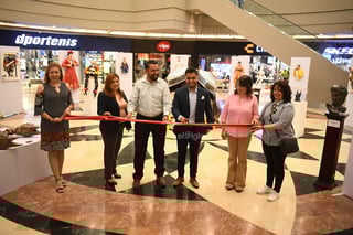 La exposición, que se ha instalado en Plaza Cuatro Caminos desde el pasado lunes 28 de julio, lleva por título ‘El poliverso de Alex Daniel’, organizada por la Dirección de Arte y Cultura de Lerdo y el citado centro comercial, se encuentra abierta al público de manera gratuita. Su autor, el artista Alex Daniel Esquivel, propone mostrar aspectos de todos sus gustos e intereses, desde el arte mismo, pasando por el futbol, los cómics y elementos identitarios de ciudad Lerdo, donde nació.