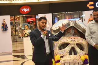 La exposición, que se ha instalado en Plaza Cuatro Caminos desde el pasado lunes 28 de julio, lleva por título ‘El poliverso de Alex Daniel’, organizada por la Dirección de Arte y Cultura de Lerdo y el citado centro comercial, se encuentra abierta al público de manera gratuita. Su autor, el artista Alex Daniel Esquivel, propone mostrar aspectos de todos sus gustos e intereses, desde el arte mismo, pasando por el futbol, los cómics y elementos identitarios de ciudad Lerdo, donde nació.
