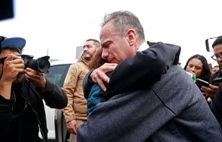 Tras casi 20 años preso sin sentencia, una jueza federal absolvió al presunto líder de la banda de secuestradores 'Los Zodiaco', Israel Vallarta Cisneros, y ordenó su libertad inmediata.

Mariana Vieyra Valdez, titular del Juzgado Tercero de Distrito en Materia Penal con sede en Toluca, determinó que no hay pruebas que demuestren la responsabilidad plena de Vallarta Cisneros en los delitos de delincuencia organizada, privación ilegal de la libertad, en la modalidad de secuestro, además de portación y posesión de arma de fuego y posesión de cartuchos de uso exclusivo las Fuerzas Armadas que le imputo la Fiscalía General de la República (FGR).