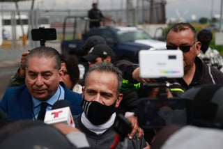 Tras casi 20 años preso sin sentencia, una jueza federal absolvió al presunto líder de la banda de secuestradores 'Los Zodiaco', Israel Vallarta Cisneros, y ordenó su libertad inmediata.

Mariana Vieyra Valdez, titular del Juzgado Tercero de Distrito en Materia Penal con sede en Toluca, determinó que no hay pruebas que demuestren la responsabilidad plena de Vallarta Cisneros en los delitos de delincuencia organizada, privación ilegal de la libertad, en la modalidad de secuestro, además de portación y posesión de arma de fuego y posesión de cartuchos de uso exclusivo las Fuerzas Armadas que le imputo la Fiscalía General de la República (FGR).