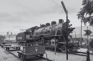 “Si alguna vez cuentan mi historia, que digan que trabajé entre gigantes. Que digan que viví en la era de los hombres que domaban el acero ardiente, que digan que viví en los tiempos de los ferrocarrileros, cuando el silbido de las máquinas anunciaba el pulso de una región en marcha”.

Esta paráfrasis, inspirada en una expresión que se le atribuye a Odiseo en el contexto de la Guerra de Troya, se gestó en mi mente luego de conocer a Ildefonso García Holguín, un ex ferrocarrilero lagunero que formó parte de una generación que no sólo ayudó a encaminar trenes, sino que, por medio de su oficio, impulsó junto a otros hombres del tren, el desarrollo de toda una región.

Hoy, a sus 73 años, sabe que lo suyo fue una hazaña. Por eso, cuando él no esté más, así como recitó Odiseo allá por el siglo XIII a. C, seguro le gustará que digan que trabajó en los tiempos de Simón Campos, Juan González o Jesús Romero, que, entre otros obreros, con sus manos y esfuerzo bombearon el corazón ferrocarrilero.