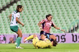 Un penal convertido por la ugandesa Sandra Nabweteme con el tiempo cumplido, le permitió a las Guerreras lograr su primera victoria del Apertura 2025 en la Liga MX Femenil y el primero en muchos meses en el Corona, al derrotar la noche de este lunes 2-1 a las Chivas.