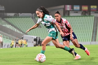 Un penal convertido por la ugandesa Sandra Nabweteme con el tiempo cumplido, le permitió a las Guerreras lograr su primera victoria del Apertura 2025 en la Liga MX Femenil y el primero en muchos meses en el Corona, al derrotar la noche de este lunes 2-1 a las Chivas.