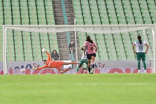 Un penal convertido por la ugandesa Sandra Nabweteme con el tiempo cumplido, le permitió a las Guerreras lograr su primera victoria del Apertura 2025 en la Liga MX Femenil y el primero en muchos meses en el Corona, al derrotar la noche de este lunes 2-1 a las Chivas.
