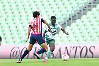 Un penal convertido por la ugandesa Sandra Nabweteme con el tiempo cumplido, le permitió a las Guerreras lograr su primera victoria del Apertura 2025 en la Liga MX Femenil y el primero en muchos meses en el Corona, al derrotar la noche de este lunes 2-1 a las Chivas.