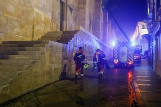 El incendio que está afectando a la Mezquita-Catedral de Córdoba es el tercero que sufre en su milenaria historia en la que solo ha registrado dos anteriores de los que se tengan constancia: El primero en 1910, hace 115 años, y el segundo en 2001.