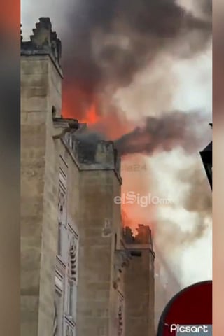 CÓRDOBA, 08/08/2025.- El incendio declarado este viernes en el interior de la Mezquita-Catedral de Córdoba, Patrimonio de la Humanidad, originado en una de las capillas y que se ha extendido hasta las cubiertas, ya está acotado y en proceso de extinción, según han informado a EFE fuentes del Cabildo Catedral. El fuego se habría originado sobre las 21:15 horas en una capilla ubicada en las naves de Almanzor y que se estaba utilizando como almacén de la maquinaria que se usa habitualmente en el templo, aunque se desconocen las causas que han originado las llamas. EFE/Captura de vídeo cedido por los usuarios de X Hugo Piña y Enrique Lancis SOLO USO EDITORIAL/SOLO DISPONIBLE PARA ILUSTRAR LA NOTICIA QUE ACOMPAÑA (CRÉDITO OBLIGATORIO)
