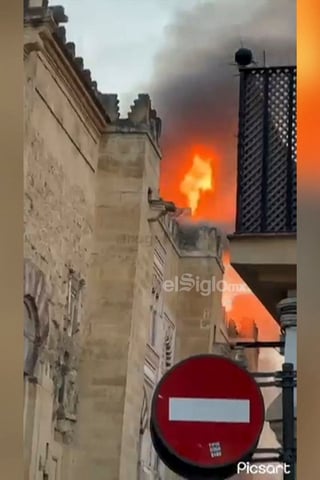 CÓRDOBA, 08/08/2025.- El incendio declarado este viernes en el interior de la Mezquita-Catedral de Córdoba, Patrimonio de la Humanidad, originado en una de las capillas y que se ha extendido hasta las cubiertas, ya está acotado y en proceso de extinción, según han informado a EFE fuentes del Cabildo Catedral. El fuego se habría originado sobre las 21:15 horas en una capilla ubicada en las naves de Almanzor y que se estaba utilizando como almacén de la maquinaria que se usa habitualmente en el templo, aunque se desconocen las causas que han originado las llamas. EFE/Captura de vídeo cedido por los usuarios de X Hugo Piña y Enrique Lancis SOLO USO EDITORIAL/SOLO DISPONIBLE PARA ILUSTRAR LA NOTICIA QUE ACOMPAÑA (CRÉDITO OBLIGATORIO)
