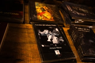 'Todo forma parte de un gran concierto', dice Arturo Meza (Ciudad de México, 1956) al llegar a Casa la Morelos. Antes se ha detenido un poco a observar el gentío de la Plaza de Armas desde el Edificio Monterrey; la tarde del mundo y su eco sonoro constante vencido por el ruido de la contemporaneidad. Es precisamente allí, en ese caos, donde el maestro anda, para luego intentar refugiarse, tal vez en un silencio o en la privacidad de un soliloquio. Hombre de notas y versos, sostiene la guitarra y la pluma según le indica la emoción. Su visita a Torreón implica la presentación de 'La música de Florentina', su cuadragésima primera novela, donde la música es el alma a través de su protagonista.

Al evento se han dado cita los presentadores Jorge Martínez y Edgar Morales. También los músicos Raúl y Silvestre Jáquez. Se espera que el reloj dé las 19:30 horas. La luz del cielo casi se apaga y se encienden las bombillas del establecimiento. Parecen constelaciones cruzando el aire. Quizá de eso se trata escribir y componer, de alumbrar una idea sin importar el lugar de dónde provenga la llama.

Arturo Meza es un prolífico de la música. Sus más de 37 producciones discográficas dan cuenta de ello. Además, su lírica se ha caracterizado por un carácter fuerte y decisivo. También es un orfebre, un inventor. Sus manos han sido capaces de construir instrumentos como el mezáfono, el teclaedro, el oglio y el yeloguerlizet. Tiene sus raíces en el folk y otros géneros como el blues o el rock, donde ha dejado su rastro rupestre.