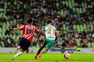 Este domingo, Santos Laguna recibió a las Chivas de Gabriel Milito como parte de la cuarta jornada del Apertura 2025, duelo que terminó con la victoria de los Guerreros por una anotación a cero a cargo de Bruno Barticciotto desde los once pasos.