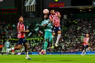 Este domingo, Santos Laguna recibió a las Chivas de Gabriel Milito como parte de la cuarta jornada del Apertura 2025, duelo que terminó con la victoria de los Guerreros por una anotación a cero a cargo de Bruno Barticciotto desde los once pasos.
