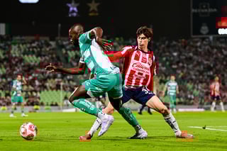 Este domingo, Santos Laguna recibió a las Chivas de Gabriel Milito como parte de la cuarta jornada del Apertura 2025, duelo que terminó con la victoria de los Guerreros por una anotación a cero a cargo de Bruno Barticciotto desde los once pasos.