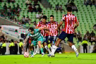 Este domingo, Santos Laguna recibió a las Chivas de Gabriel Milito como parte de la cuarta jornada del Apertura 2025, duelo que terminó con la victoria de los Guerreros por una anotación a cero a cargo de Bruno Barticciotto desde los once pasos.
