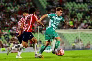 Este domingo, Santos Laguna recibió a las Chivas de Gabriel Milito como parte de la cuarta jornada del Apertura 2025, duelo que terminó con la victoria de los Guerreros por una anotación a cero a cargo de Bruno Barticciotto desde los once pasos.