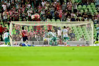 Santos Laguna derrota por la mínima a Chivas en el Corona Santos Laguna derrota por la mínima a Chivas en el Corona