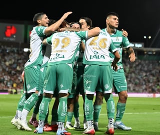 Santos Laguna derrota por la mínima a Chivas en el Corona Santos Laguna derrota por la mínima a Chivas en el Corona