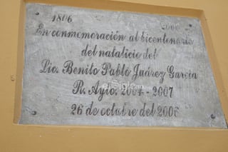 Benito Juárez pernoctó en este lugar el 7 de septiembre de 1864, durante la Segunda Intervención Francesa en México. Se dirigía a Chihuahua por el Camino Real de Tierra Adentro. La ajetreada travesía por el seco paisaje le exigió un descanso. Joaquín Genaro González Aranda, tercer jefe político del Partido de Mapimí, prestó su casona al Benemérito de las Américas. Hoy el edificio de dos plantas se ha convertido en museo y el guía Pablo Maldonado narra su historia a quien desee atravesar el portal, pasear por el gran patio central, subir los viejos escalones de madera y recorrer sus salas.