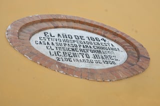 Benito Juárez pernoctó en este lugar el 7 de septiembre de 1864, durante la Segunda Intervención Francesa en México. Se dirigía a Chihuahua por el Camino Real de Tierra Adentro. La ajetreada travesía por el seco paisaje le exigió un descanso. Joaquín Genaro González Aranda, tercer jefe político del Partido de Mapimí, prestó su casona al Benemérito de las Américas. Hoy el edificio de dos plantas se ha convertido en museo y el guía Pablo Maldonado narra su historia a quien desee atravesar el portal, pasear por el gran patio central, subir los viejos escalones de madera y recorrer sus salas.