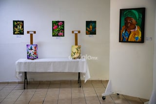El salón es un vaivén de trazos y colores. Más de 40 piezas pictóricas descansan sobre caballetes y mamparas en la Galería del Departamento de Difusión Cultural de la Universidad Autónoma de Coahuila (UAdeC). En ellas surgen imágenes, temáticas, rostros. La muestra titulada “Universo de colores” es la prueba fehaciente del talento ostentado por el Grupo Taller de Arte Gordillo, cuyos miembros pintan sus mundos bajo la dirección de la maestra Soledad Gordillo Zorrilla.