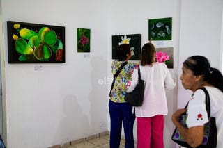 El salón es un vaivén de trazos y colores. Más de 40 piezas pictóricas descansan sobre caballetes y mamparas en la Galería del Departamento de Difusión Cultural de la Universidad Autónoma de Coahuila (UAdeC). En ellas surgen imágenes, temáticas, rostros. La muestra titulada “Universo de colores” es la prueba fehaciente del talento ostentado por el Grupo Taller de Arte Gordillo, cuyos miembros pintan sus mundos bajo la dirección de la maestra Soledad Gordillo Zorrilla.