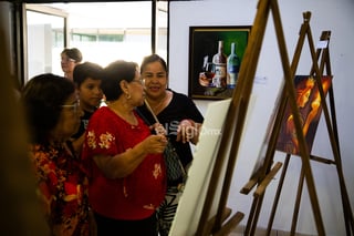 El salón es un vaivén de trazos y colores. Más de 40 piezas pictóricas descansan sobre caballetes y mamparas en la Galería del Departamento de Difusión Cultural de la Universidad Autónoma de Coahuila (UAdeC). En ellas surgen imágenes, temáticas, rostros. La muestra titulada “Universo de colores” es la prueba fehaciente del talento ostentado por el Grupo Taller de Arte Gordillo, cuyos miembros pintan sus mundos bajo la dirección de la maestra Soledad Gordillo Zorrilla.