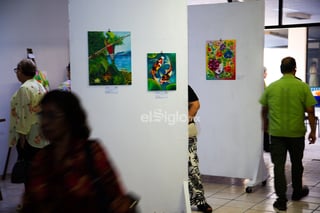 El salón es un vaivén de trazos y colores. Más de 40 piezas pictóricas descansan sobre caballetes y mamparas en la Galería del Departamento de Difusión Cultural de la Universidad Autónoma de Coahuila (UAdeC). En ellas surgen imágenes, temáticas, rostros. La muestra titulada “Universo de colores” es la prueba fehaciente del talento ostentado por el Grupo Taller de Arte Gordillo, cuyos miembros pintan sus mundos bajo la dirección de la maestra Soledad Gordillo Zorrilla.