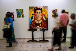 Artista laguneros plasman su 'Universo de colores' en galería de la UAdeC
