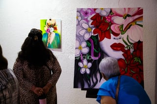 Artista laguneros plasman su 'Universo de colores' en galería de la UAdeC
