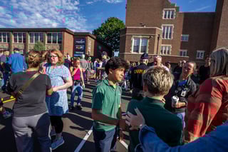 Agentes de policía de la ciudad de Minneapolis respondieron esta mañana a un incidente armado con 'múltiples víctimas' en una escuela católica de la ciudad. El atacante se habría suicidado poco después de un tiro, según indicaron fuentes policiales a la cadena ABC.