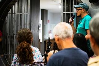 La antigua bóveda del Banco de México, donde ahora se ha instalado el Museo de la Moneda, atestiguó la presentación de la novela La noche de las reinas (Alfaguara, 2025), del laureado escritor lagunero Vicente Alfonso (Torreón, 1977). En medio de todo un patrimonio numismático, acompañaron la periodista Adriana Vargas y el también escritor Óscar Bonilla.