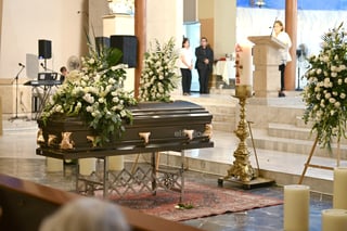 Un templo abarrotado por cientos de fieles y amigos, recibió el cuerpo del padre Gerardo Zatarain García, quien falleciera este jueves poco antes de las 11:00 horas