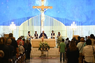 Un templo abarrotado por cientos de fieles y amigos, recibió el cuerpo del padre Gerardo Zatarain García, quien falleciera este jueves poco antes de las 11:00 horas