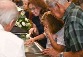 Un templo abarrotado por cientos de fieles y amigos, recibió el cuerpo del padre Gerardo Zatarain García, quien falleciera este jueves poco antes de las 11:00 horas