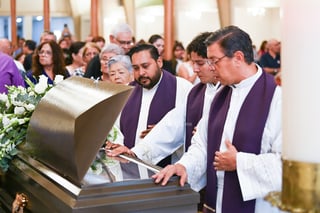Un templo abarrotado por cientos de fieles y amigos, recibió el cuerpo del padre Gerardo Zatarain García, quien falleciera este jueves poco antes de las 11:00 horas