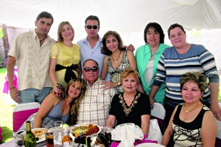 Don Sergio acompañado de su esposa Rosaura, sus hijos Estela , Liliana, Rosaura, Vanesa, Claudia y Sergio, así como de Belén y Sergio