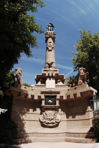 Monumento a Benito Juárez en la plazuela del mismo nombre, a espaldas de la Presidencia Municipal de Torreón. (Fotografías de Ramón Sotomayor)