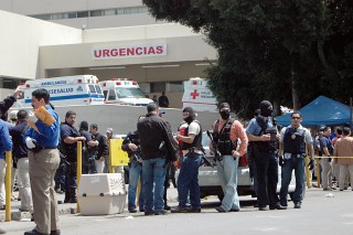 Agentes de la policía desalojan a personal y pacientes de las instalaciones del Hospital General de Tijuana, luego de registrarse una balacera al interior del nosocomio. (Notimex)