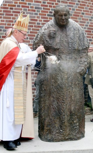 El Arzobispo Werner Thissen santificó ayer una estatua del Papa Juan Pablo II que fue colocada en Hamburgo, Alemania. (EFE)