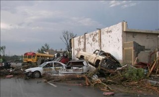 Aspecto de los destrozos ocasionados por el paso de un tromba anoche, 24 de abril de 2007, que afectó completamente al municipio de Piedras Negras. (EFE)
